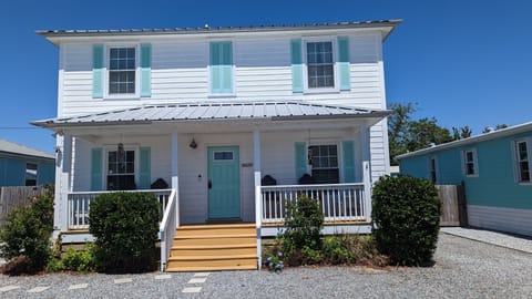 Seadog Beach House - room to park 4 vehicles and 1 boat or RV-has 50 amp hookup