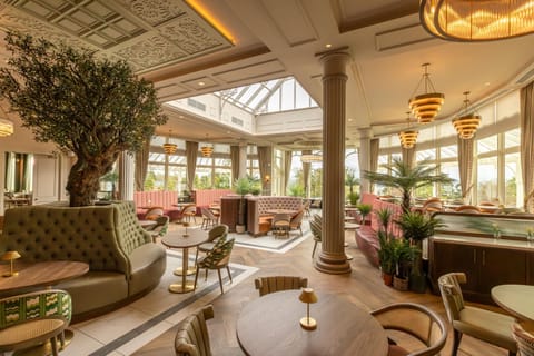 5 restaurants, lunch served