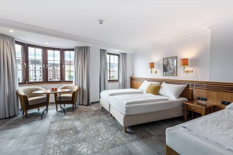 Double Room river view LARGE | Hypo-allergenic bedding, in-room safe, individually furnished, desk