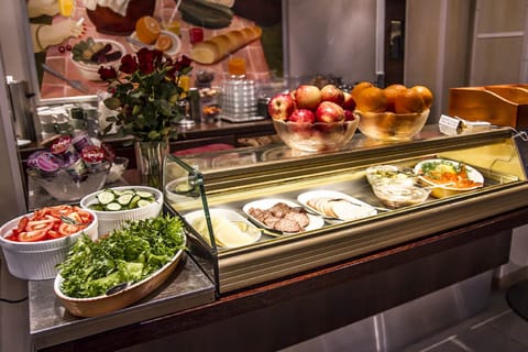 Free daily buffet breakfast