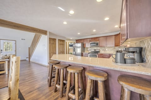 Breakfast Bar with Seating for 7