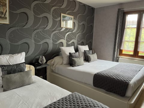 Triple Room | Individually decorated, individually furnished, desk, laptop workspace