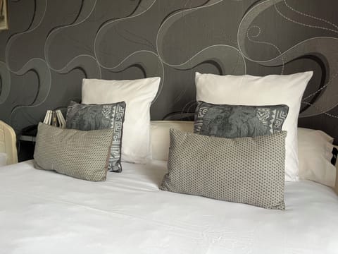 Triple Room | Individually decorated, individually furnished, desk, laptop workspace