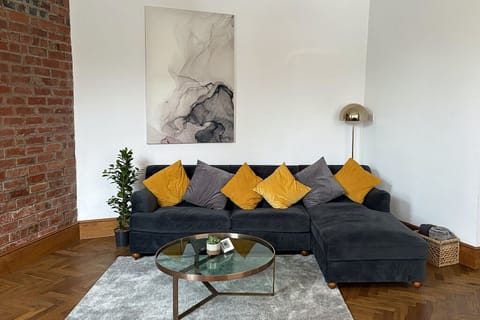 Bright and spacious living area – perfect for relaxing after a day in Leeds