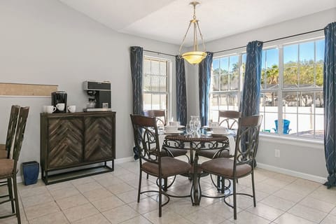 Additional Dining Area - Seating for 4