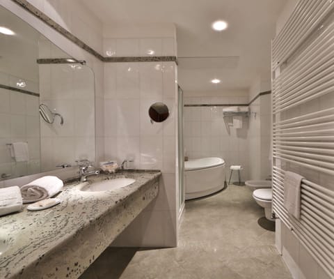 Executive Suite, Jetted Tub | Bathroom | Hair dryer, towels