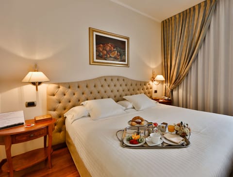Executive Double Room | Down comforters, minibar, in-room safe, desk