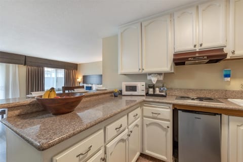 Suite, 1 King Bed, Non Smoking, Kitchenette | Private kitchenette | Fridge, microwave, coffee/tea maker