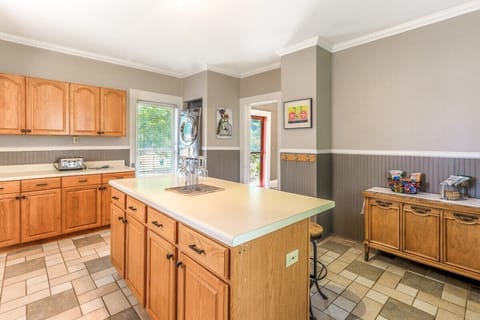 Fully equipped kitchen with breakfast bar seating for 3
