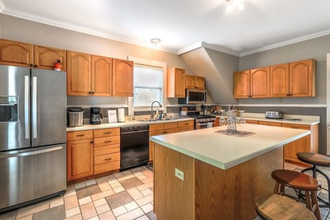 Fully equipped kitchen with breakfast bar seating for 3