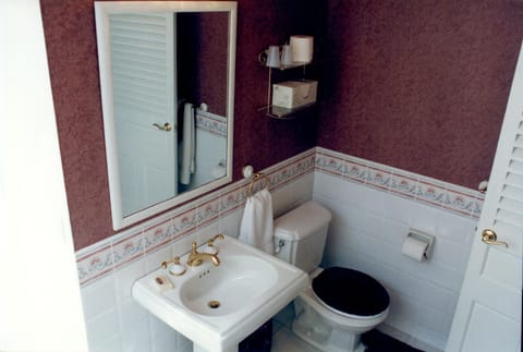 Clover Suite bathroom