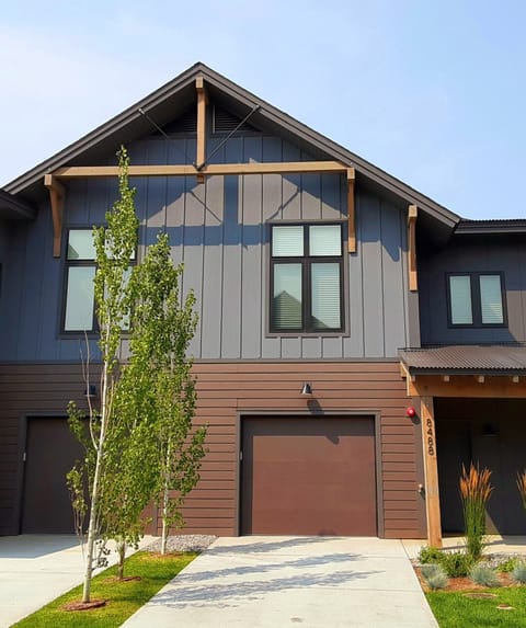  Spacious home w/  3  bedrooms and 2 1/2 baths. Sleeps 8.  Entry is from garage.