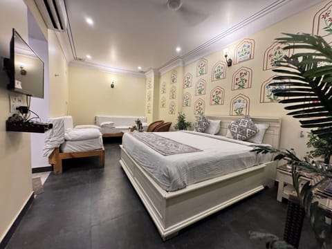 Royal Room | WiFi (free), bed sheets