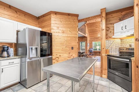 Fully stocked kitchen!