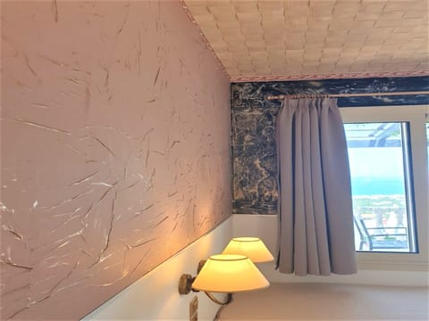 Studio, 1 Bedroom, Smoking, Balcony | Living room