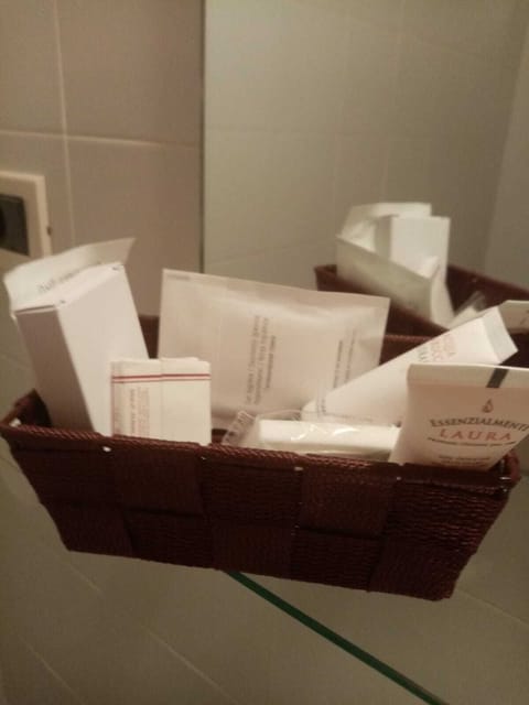 Family Quadruple Room | Bathroom | Shower, free toiletries, hair dryer, bidet