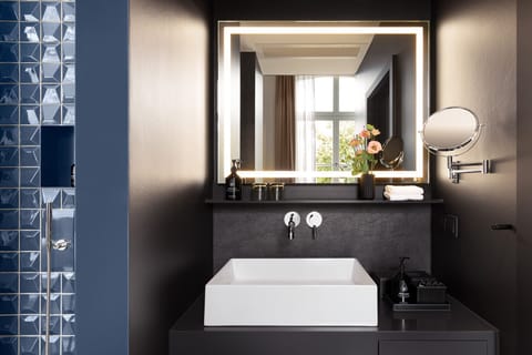 Deluxe Double Room | Bathroom | Shower, rainfall showerhead, designer toiletries, hair dryer