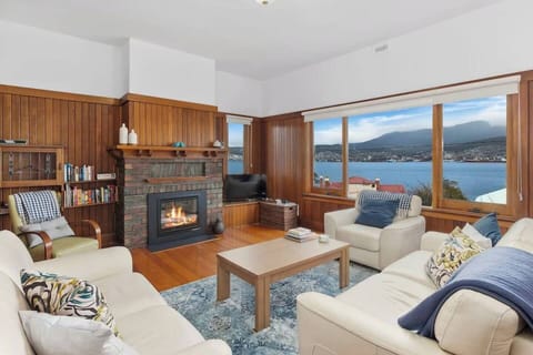 Snuggle up with your loved ones in the lounge with a cosy, easy-to-use gas fireplace to keep warm at any time of the year.
