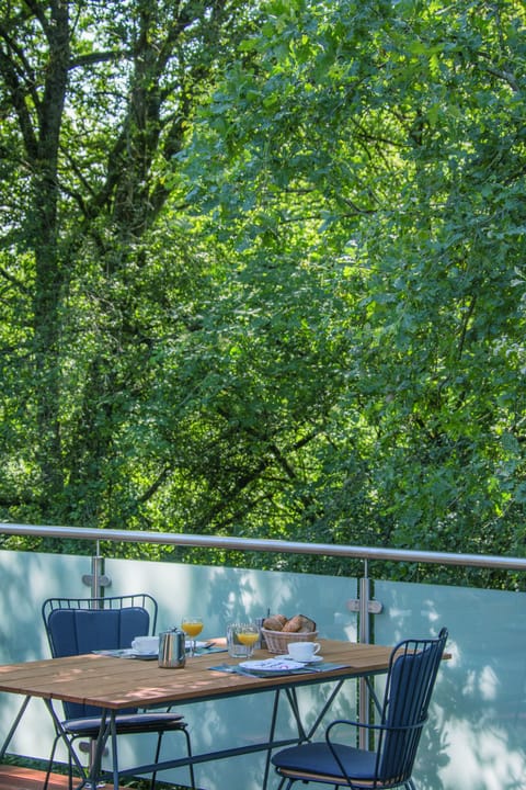 Daily continental breakfast (EUR 22.00 per person)