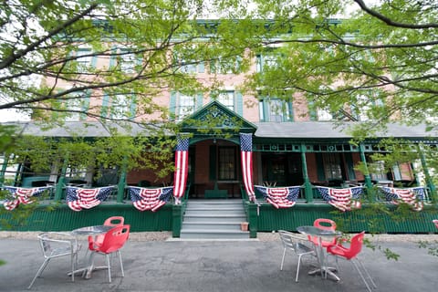 Rogues Harbor Inn 4th of July