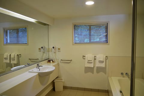 Superior Room | Bathroom shower