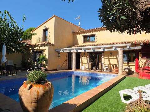 Beautiful house with private garden and swimming pool