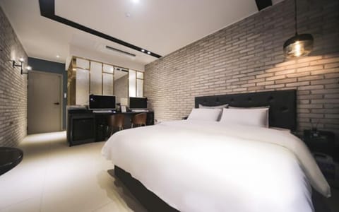 Deluxe Room | Blackout drapes, free WiFi