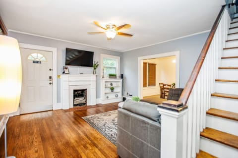 Family Apartment, 2 Bedrooms, Fireplace | Living room | 32-inch TV with cable channels