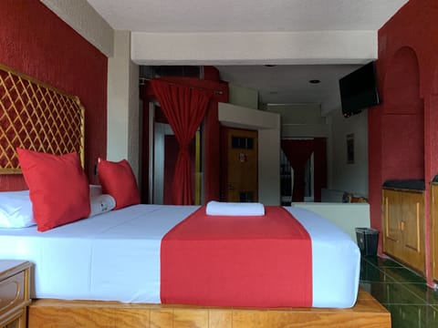 Comfort Double Room Single Use | Premium bedding, pillowtop beds, free WiFi, bed sheets