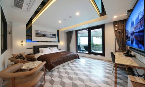 Deluxe Double Room, Terrace | Individually decorated, individually furnished, free WiFi