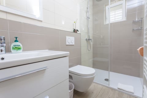 Double Room, Balcony (1) | Bathroom | Shower, rainfall showerhead, hair dryer, towels