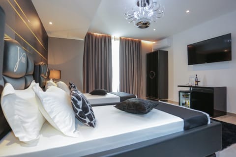 Comfort Twin Room | Minibar, in-room safe, soundproofing, iron/ironing board (on request)