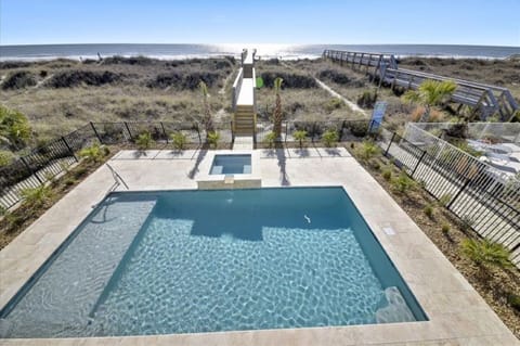 The private, ocean front pool & hot tub invite you to sink into luxury.