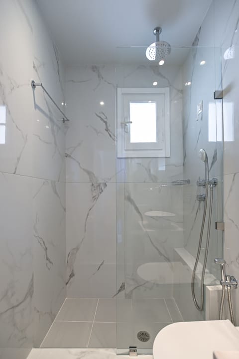 Superior Studio | Bathroom | Shower, free toiletries, hair dryer, bidet