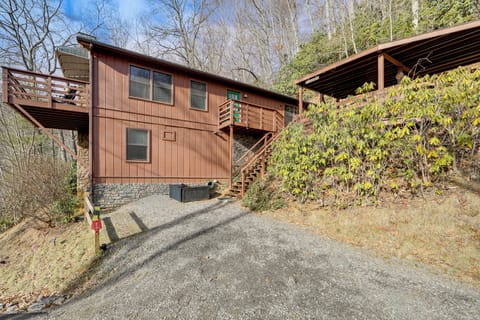 Maggie Valley Vacation Rental | 2BR | 2.5BA | 1,323 Sq Ft | Stairs Required