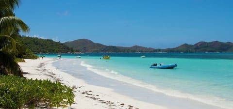 Beach nearby, white sand, beach towels, fishing