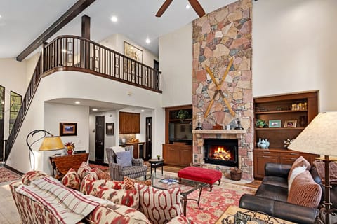 House, 4 Bedrooms | Living room | Smart TV
