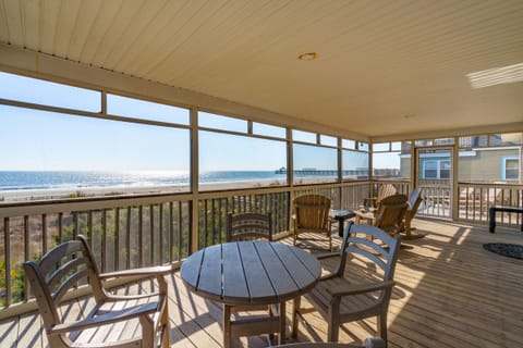 Oceanfront Screened in porch.