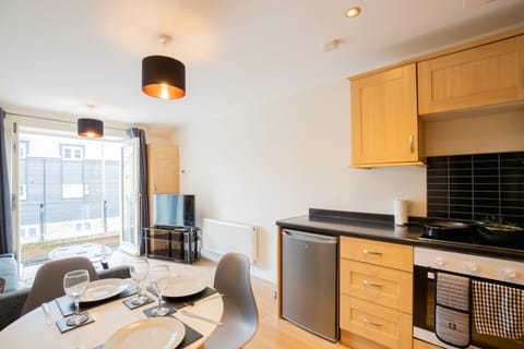 Deluxe Apartment, Private Bathroom, City View | Private kitchen