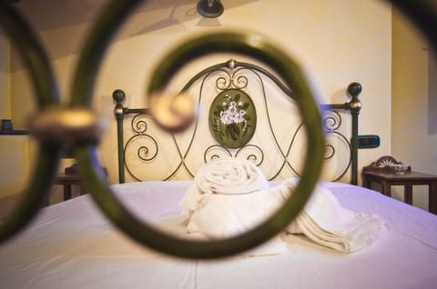 Exclusive Double or Twin Room, Private Bathroom (External) | Individually decorated, individually furnished, desk, laptop workspace