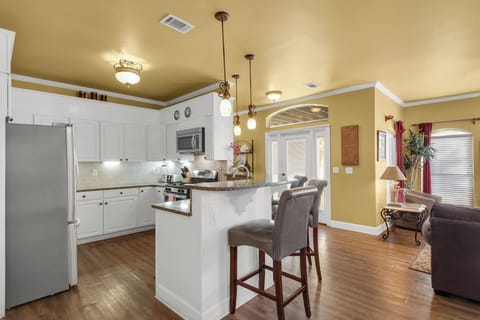 Coconut Cv - Breakfast Bar and Kitchen Area