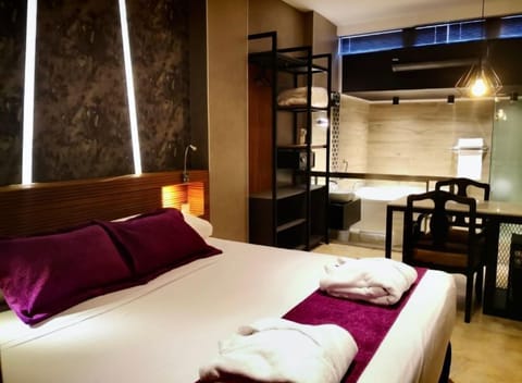 Deluxe Studio Suite | In-room safe, laptop workspace, blackout drapes