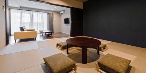 Design Condo, 3 Bedrooms, Non Smoking | 3 bedrooms, desk, WiFi (free), individually furnished