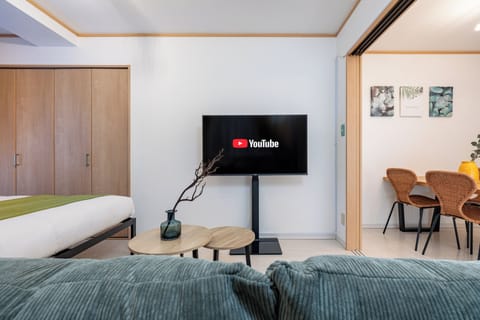 Deluxe Apartment | Living area | Flat-screen TV