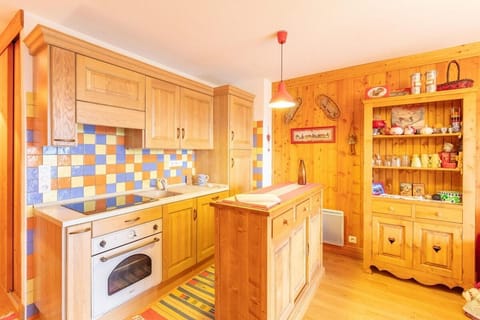 Kitchen comprising - dishwasher, 4 ring hob, integrated oven, microwave, fridge freezer, washing machine