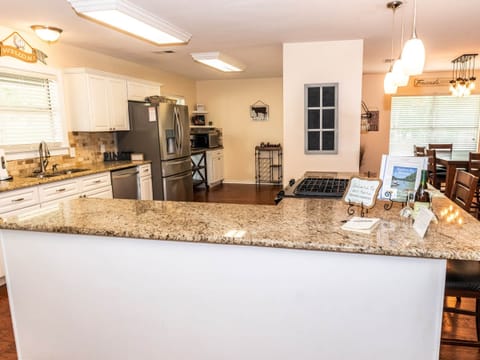 Kitchen and Breakfast Bar