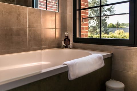 Deep soaking bathtub