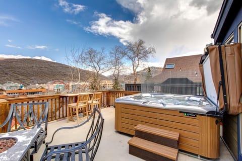 Soak in your private hot tub while enjoying panoramic mountain views and open skies.
