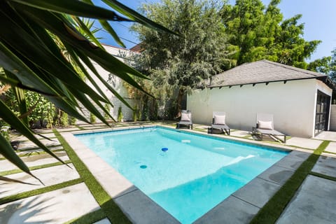 The pool can be heated :)