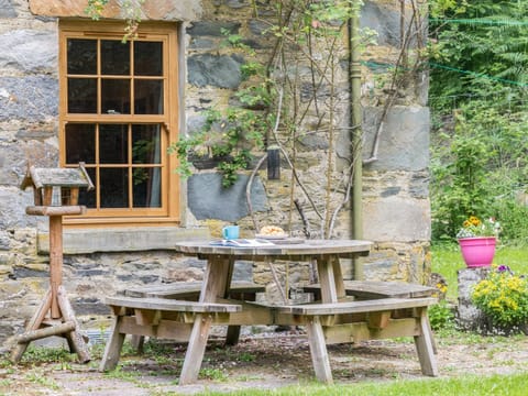 Sitting-out-area | Grantully Cottage, Aberfeldy